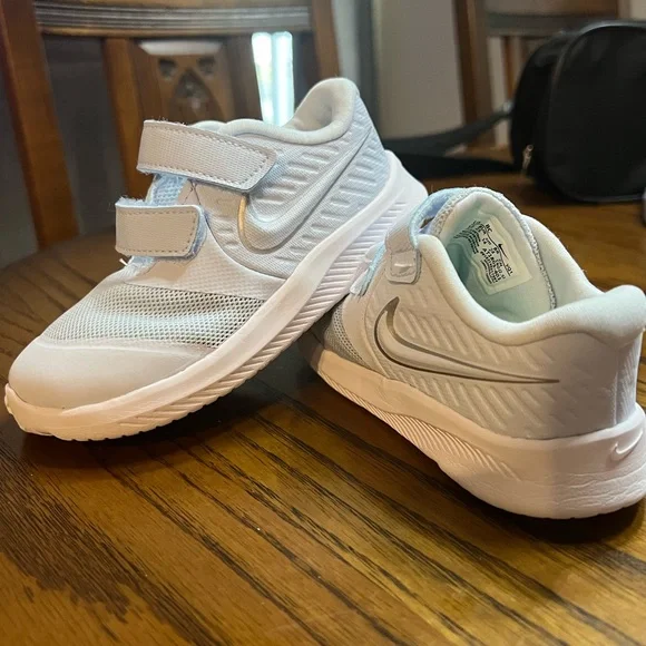 Boys Nike Star Runner Size 8 - Picture 1 of 5